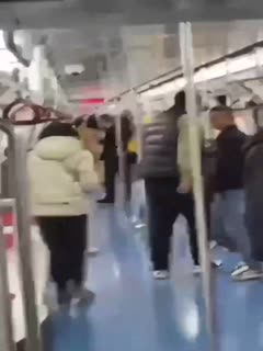 沈阳地铁出现裸奔女,现在的人呀都咋了