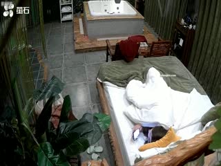 【宾馆盗摄】纹身哥浴缸房约炮身材丰满的少妇 少妇开好房间默默等待