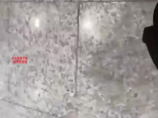 【极限挑战】沈阳惊现[呲尿哥]地铁见女孩就尿还帮擦！街射偷拍底裤都弱爆了！