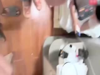 19岁女生见网友被3个精神小伙灌酒玩性游戏全程偷拍,醉酒后惨遭轮奸掏出手机直播,女孩昏迷中发现只能挡脸!