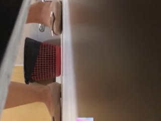 厕所偷拍50位美女,KTV醉酒公主没站稳摔倒粪坑