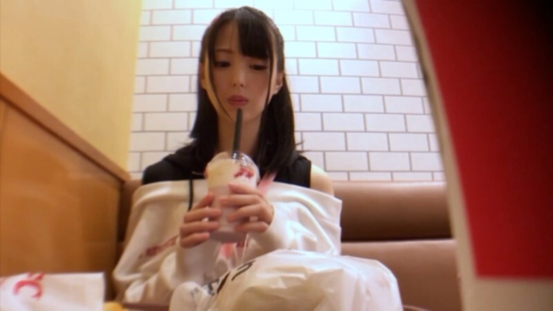FC2-PPV-4793671 史上最可爱的18岁女大学生。她高潮时喷出大量爱液,但因为被灌精而怒不可遏,神情恍惚。