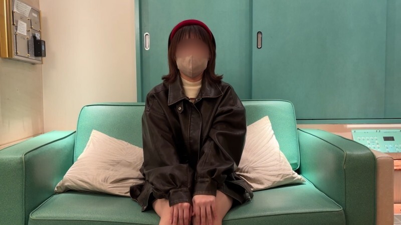 FC2-PPV-4769004 21岁,朴素可爱的餐厅服务生。她被无法抗拒的快感逼到高潮,对插入她体内的生肉鸡巴上瘾。