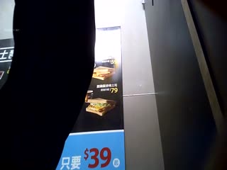 麦当劳店经理在更衣室放摄像头偷窥假期兼职学妹高清真实,女孩子赚点钱太难了